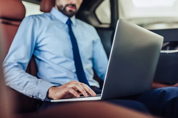 Colpo Ritagliato Uomo Affari Utilizzando Computer Portatile Auto — Foto Stock