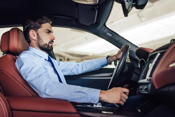 Zijaanzicht Van Jonge Kaukasische Zakenman Auto Rijden — Stockfoto