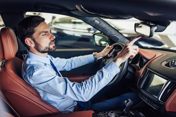 Visão Lateral Jovem Empresário Pressionando Botão Espelho Retrovisor Carro — Fotografia de Stock