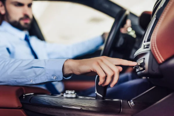 Kaukasische Zakenman Duwen Knop Het Dashboard Auto — Stockfoto