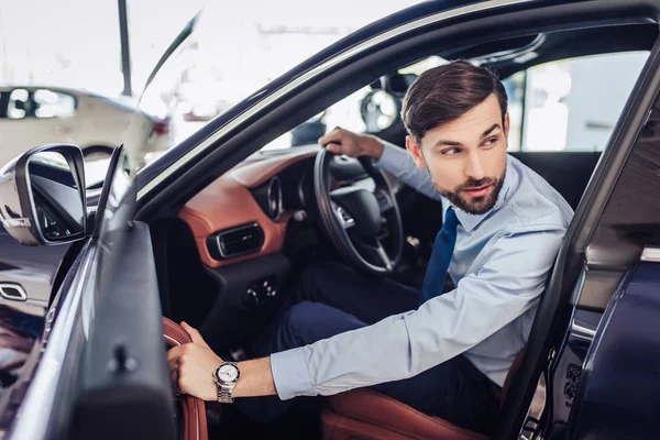 Retrato Del Empresario Serio Cerrando Puerta Del Conductor Del Coche — Foto de Stock