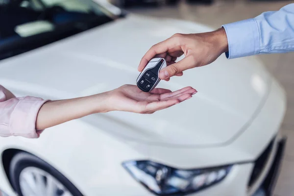 Cropped Shot Salesman Giving Keys Woman Dealership Salon — Stock Photo, Image