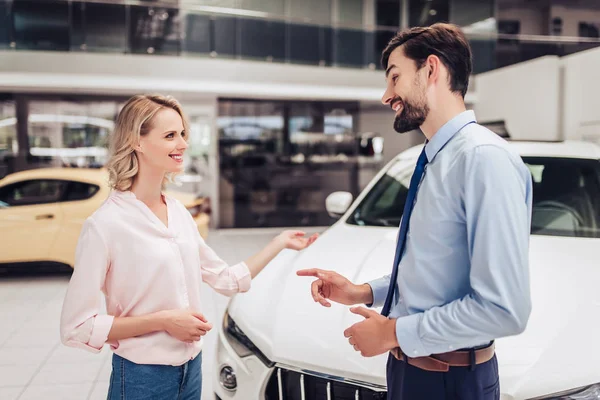 Portrait Smiling Salesman Talking Woman Dealership Salon — Stock Photo, Image