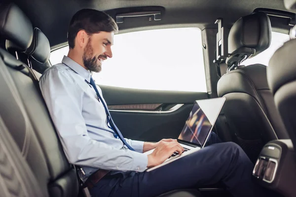 Visão Lateral Jovem Empresário Barbudo Trabalhando Laptop Carro — Fotografia de Stock