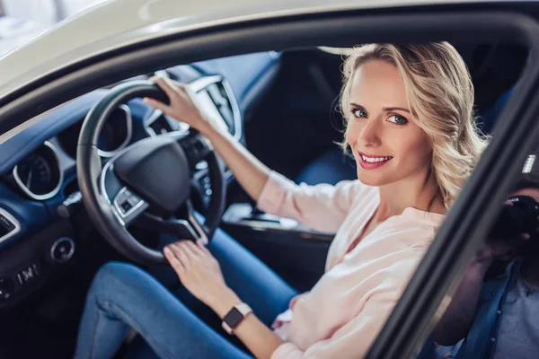 Kuva Hymyilevä Valkoihoinen Nainen Istuu Autossa Katselee Kameraa — kuvapankkivalokuva