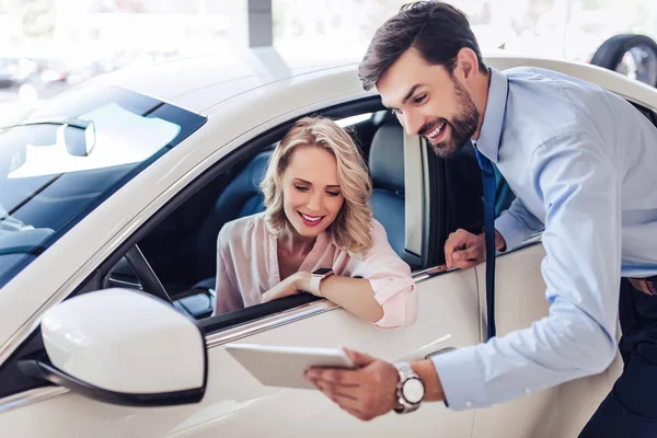 Vendedor Hablando Con Cliente Femenino Sentado Coche Usando Tableta Digital — Foto de Stock