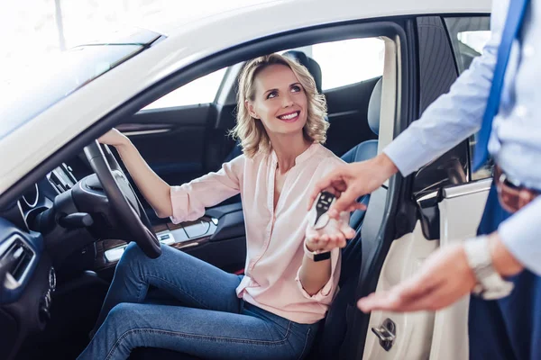 Retrato Mujer Feliz Sentada Coche Con Vendedor Dando Llaves Salón — Foto de Stock