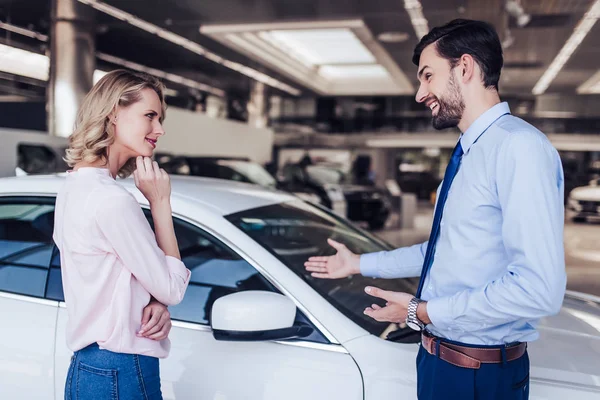 Cliente Feminino Vendedor Olhando Para Carro Novo Salão Concessionárias — Fotografia de Stock