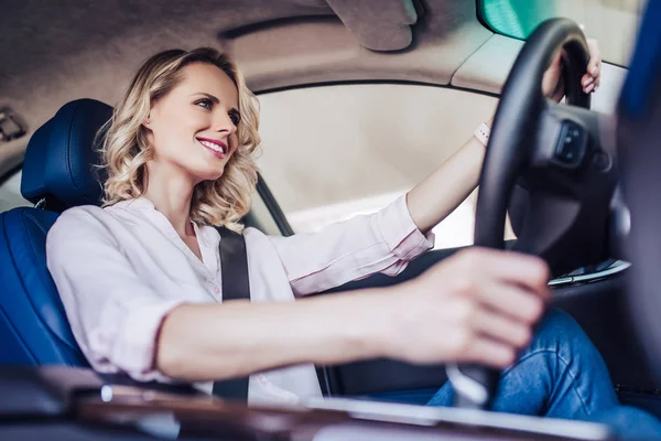 Vue Latérale Femme Attrayante Conduisant Une Voiture — Photo