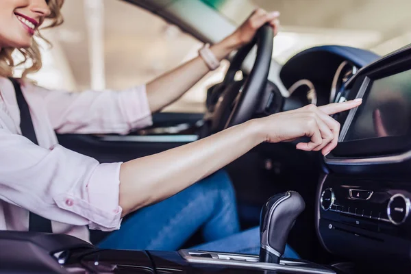 Portret Van Blonde Vrouw Duwen Knop Het Dashboard Auto — Stockfoto