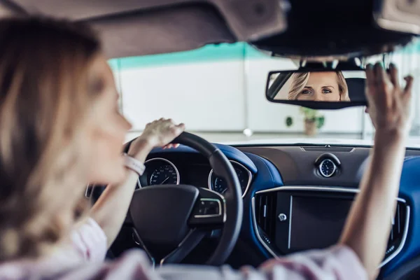 Vista Trasera Mujer Ajustando Espejo Retrovisor Coche — Foto de Stock