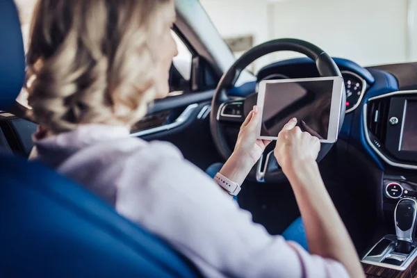 Portrait Femme Assise Dans Voiture Aide Une Tablette Numérique — Photo