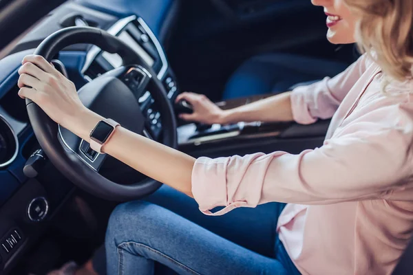 Retrato Una Mujer Sonriente Conduciendo Coche Nuevo — Foto de Stock