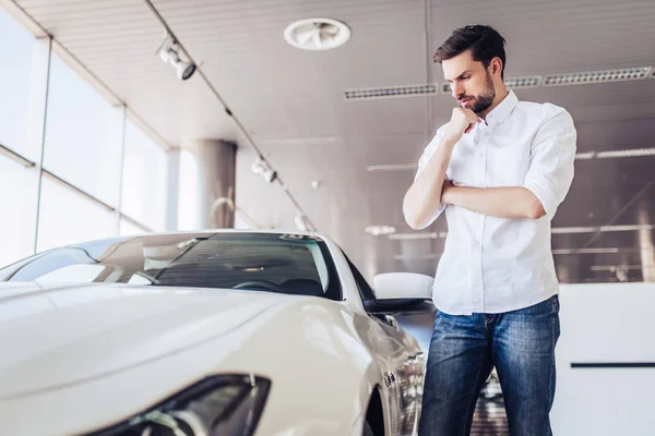 Retrato Cliente Masculino Pensativo Mirando Coche Salón Concesionarios — Foto de Stock