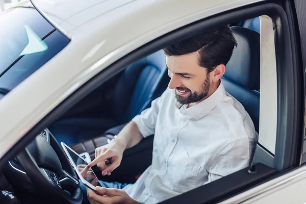 Retrato Del Hombre Sonriente Sentado Coche Usando Tableta Digital — Foto de Stock