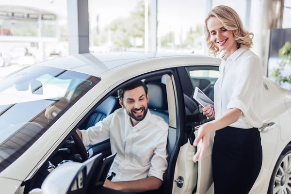 Vendedora Hablando Con Cliente Masculino Sentado Coche Celebración Tableta Digital — Foto de Stock