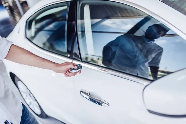 Cortado Tiro Homem Caucasiano Abertura Carro Com Chaves — Fotografia de Stock