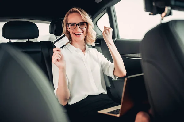 Retrato Mujer Negocios Sonriente Con Ordenador Portátil Compras Con Tarjeta — Foto de Stock