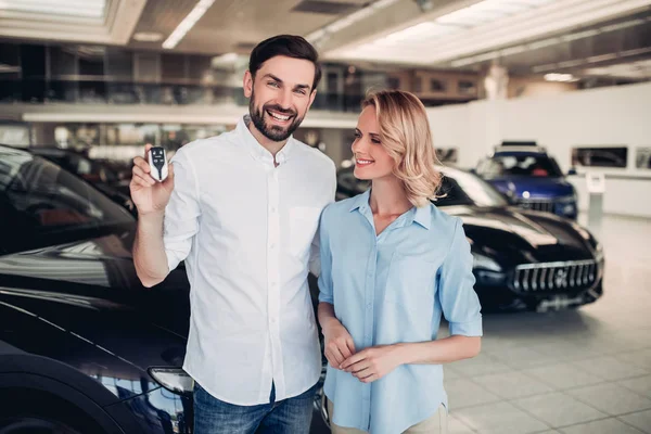 Retrato Casal Caucasiano Segurando Chaves Carro Novo Salão Concessionárias — Fotografia de Stock