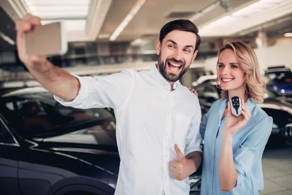 Retrato Casal Feliz Tomando Selfie Smartphone Com Chaves Carro Novo — Fotografia de Stock