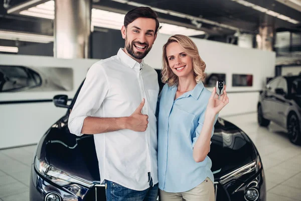 Retrato Casal Feliz Segurando Chaves Com Novo Carro Preto Fundo — Fotografia de Stock