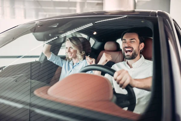 Front View Portrait Happy Couple Gesturing Hands While Driving New — Stock Photo, Image