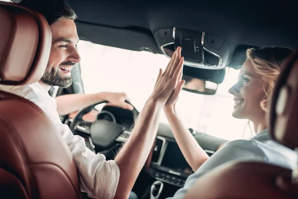 Achteraanzicht Van Jonge Paar Zittend Nieuwe Auto Geven Hoge Vijf — Stockfoto