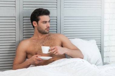 yakışıklı adam yatakta kahve içme uzağa arıyorsunuz