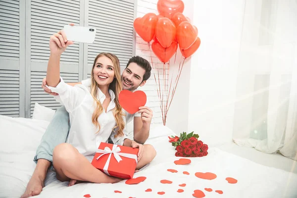 Namorado Namorada Tomando Selfie Juntos Smartphone Cama Dia Dos Namorados — Fotografia de Stock