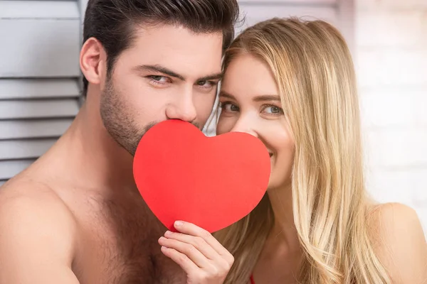 Retrato Casal Cobrindo Rostos Com Coração Papel Vermelho Casa — Fotografia de Stock