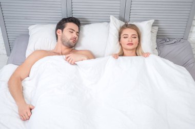 Erkek ve kadın yatakta yatmaya havai görünümü