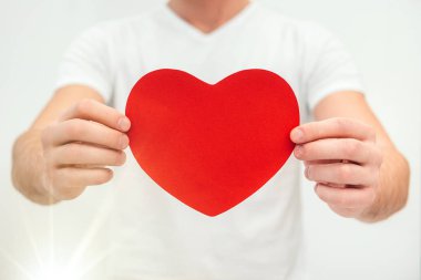 büyük holding eller kırmızı kalp kağıt