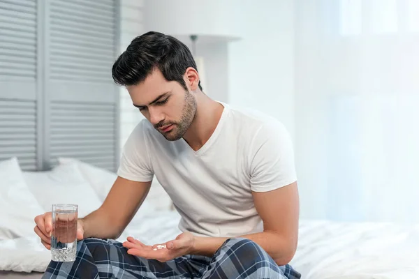 Hombre Mirando Las Píldoras Mano Sosteniendo Vaso Agua Otra Mano — Foto de Stock