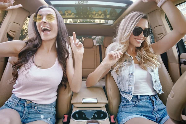 Δύο Ευτυχισμένη Νεαρές Γυναίκες Που Διασκεδάζουν Στο Αυτοκίνητο — Φωτογραφία Αρχείου