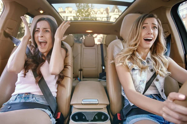 Dos Jóvenes Mujeres Jóvenes Emocionales Conduciendo Coche — Foto de Stock