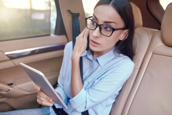 Mujer Negocios Ocupada Hablando Teléfono Inteligente Utilizando Tableta Digital Coche — Foto de Stock