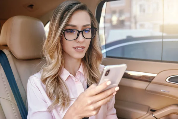 Beautiful Businesswoman Using Smartphone Car — Stok fotoğraf