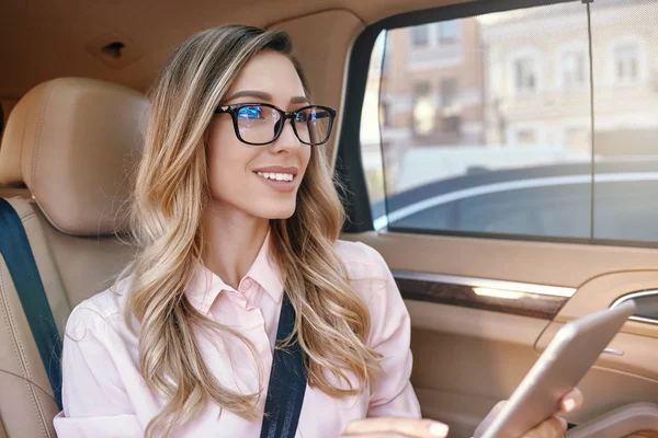 Blondi Liikenainen Joka Käyttää Digitaalista Tablettia Katselee Ikkunaautoon — kuvapankkivalokuva