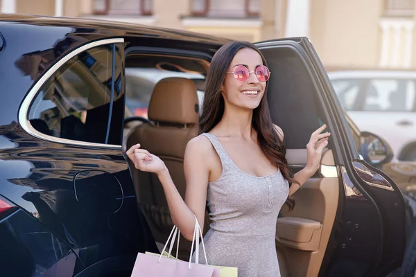 Portrait Femme Heureuse Portant Des Lunettes Soleil Debout Voiture — Photo