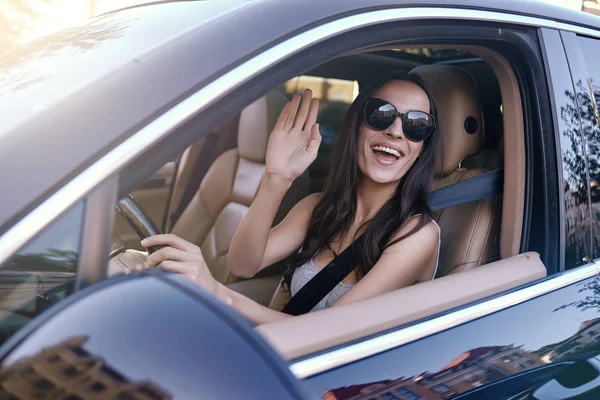 Πορτρέτο Του Χαμογελαστό Γυναίκα Κουνώντας Χέρι Του Από Αυτοκίνητο — Φωτογραφία Αρχείου