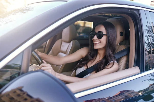 Χαμογελαστή Γυναίκα Που Φοράει Γυαλιά Ηλίου Οδήγησης Αυτοκινήτου — Φωτογραφία Αρχείου