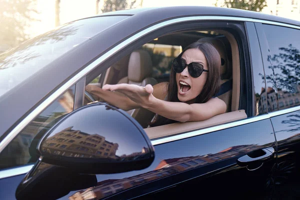 Agressieve Vrouw Schreeuwen Auto Bij Zwaar Verkeer — Stockfoto