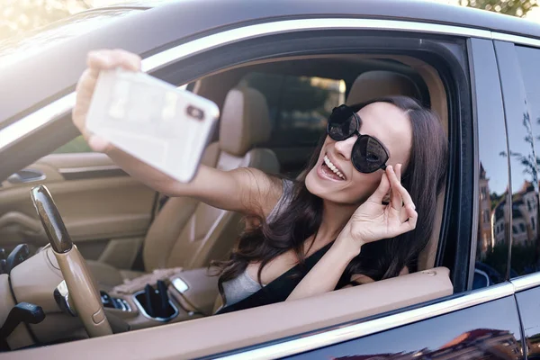 Mujer Joven Tomando Selfie Teléfono Inteligente Sentado Coche — Foto de Stock