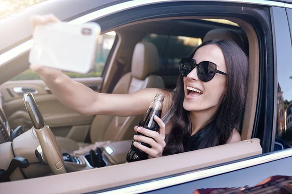 Χαρούμενη Γυναίκα Λήψη Selfie Στο Smartphone Κρατώντας Γυάλινο Μπουκάλι Του — Φωτογραφία Αρχείου