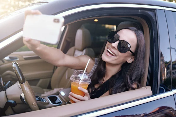 Χαμογελαστή Γυναίκα Λαμβάνοντας Αυτοπορτρέτα Στο Smartphone Κρατώντας Πλαστικό Φλιτζάνι Χυμό — Φωτογραφία Αρχείου