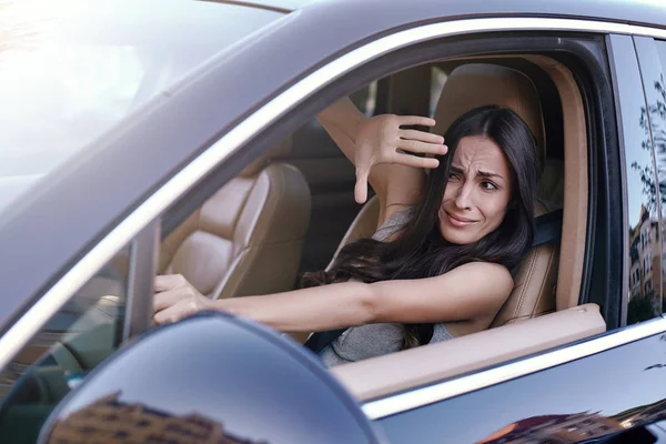 Portrait Une Femme Ayant Accident Voiture Sur Route — Photo