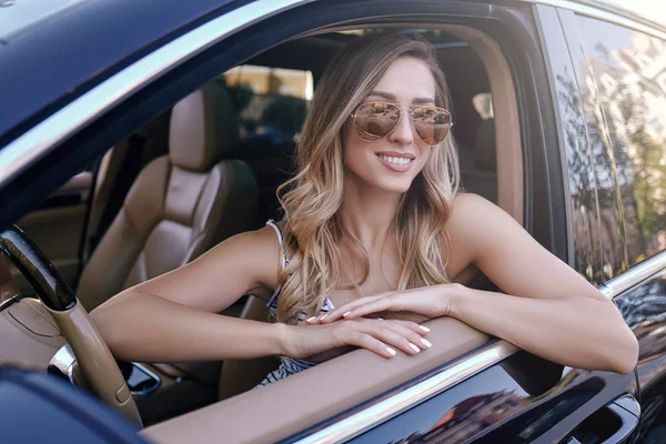 Retrato Mujer Rubia Sentada Coche Mirando Por Ventana — Foto de Stock