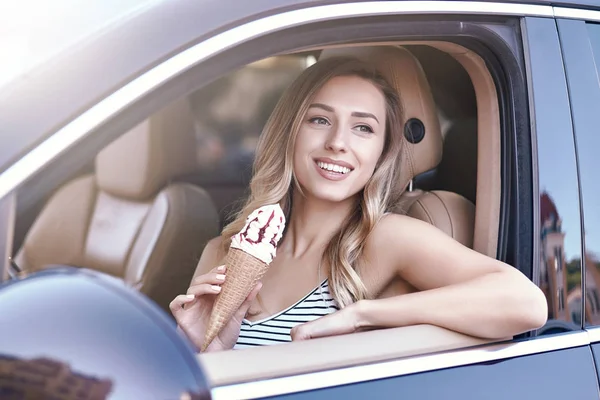 Retrato Mujer Rubia Sentada Coche Sosteniendo Helado Verano Mirando Hacia — Foto de Stock