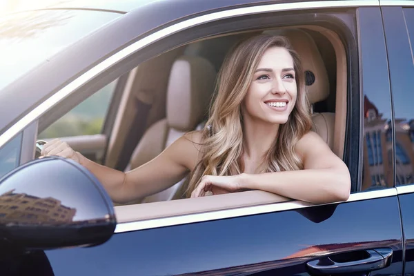 Portret Van Vrolijke Jonge Vrouw Zitten Auto — Stockfoto