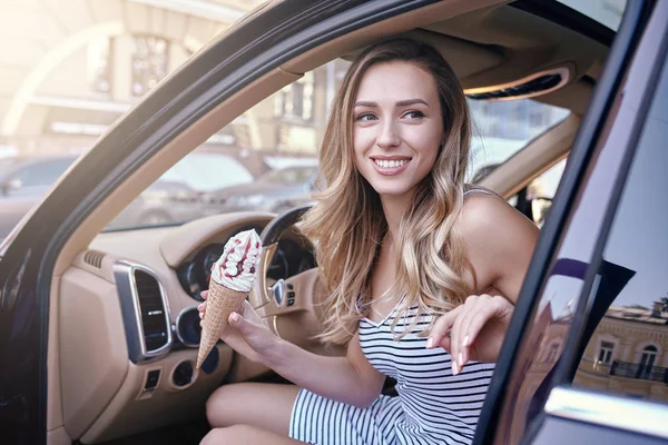 Portret Van Blonde Vrouw Zitten Auto Bedrijf Ijs Zomer — Stockfoto